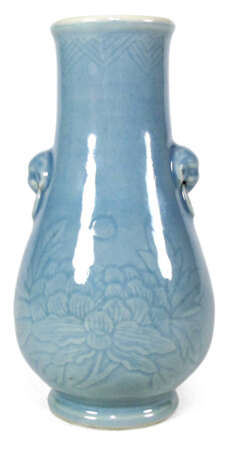 Lavendelblau glasierte Vase aus Porzellan mit floralem Dekor in leichtem Relief - photo 1
