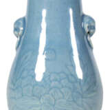 Lavendelblau glasierte Vase aus Porzellan mit floralem Dekor in leichtem Relief - photo 1