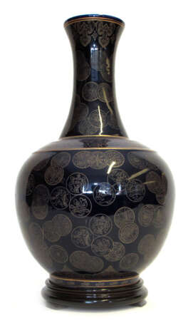Grosse Vase aus Porzellan mit goldenen Medaillons auf kobaltblauem Fond - Foto 1