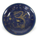 Kobaltblau und gold dekorierter Teller aus Porzellan mit Drache und flammender Perle - Foto 1