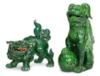 Grün glasierte Löwe mit Brokatball und ein grün glasierter Shishi