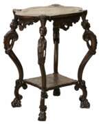 Übersicht. Table en bois sculpt&eacute; de style n&eacute;o-Roccoco du d&eacute;but du XIX&egrave;me si&egrave;cle. 