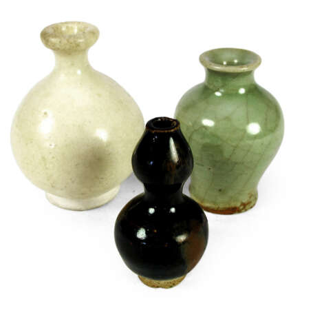 Drei unterschiedlich, meist monochrom glasierte Miniatur-Vasen aus Porzellan - photo 1