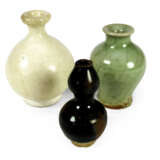 Drei unterschiedlich, meist monochrom glasierte Miniatur-Vasen aus Porzellan - photo 1