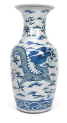 Unterglasurblaue Vase aus Porzellan mit Dekor von Drachen zwischen Wolken