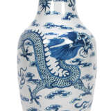 Unterglasurblaue Vase aus Porzellan mit Dekor von Drachen zwischen Wolken - фото 1