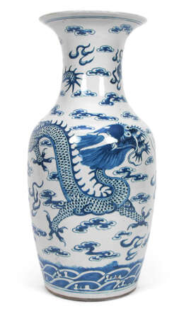 Unterglasurblaue Vase aus Porzellan mit Dekor von Drachen zwischen Wolken - Foto 1