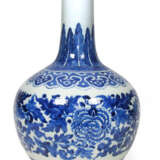 Bauchige, unterglasurblau dekorierte Vase aus Porzellan mit floralem Dekor - фото 1