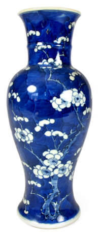 Unterglasurblaue Vase aus Porzellan mit Dekor von Pflaumenblüten - Foto 1