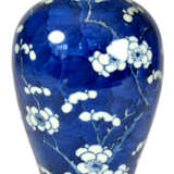 Unterglasurblaue Vase aus Porzellan mit Dekor von Pflaumenblüten - фото 1