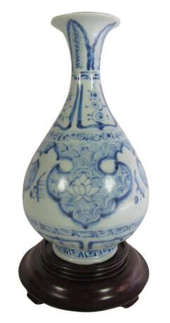 Unterglasurblau dekorierte Vase aus Porzellan mit Dekor von Lotos auf Wellen, Holzstand - Foto 1