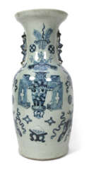 Unterglasurblaue Vase mit verschiedenen Antiquitäten und Emblemen