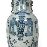 Unterglasurblaue Vase mit verschiedenen Antiquitäten und Emblemen - фото 1