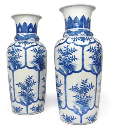 Paar unterglasurblaue Vasen mit floralem Dekor in Kartuschen - фото 1