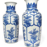 Paar unterglasurblaue Vasen mit floralem Dekor in Kartuschen - photo 1