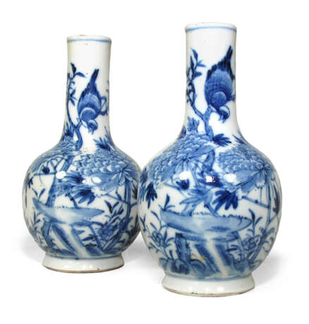 Paar unterglasurblaue Flaschenhalsvasen mit Dekor von blühenden Päonien und einem Vogel - Foto 1