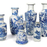 Sechs unterglasurblau dekorierte Vasen aus Porzellan - Foto 1