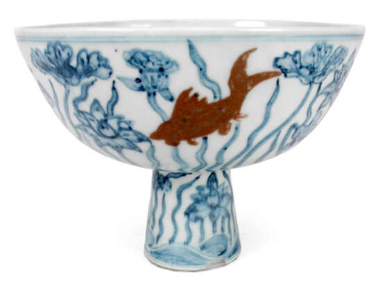 Unterglasurblauer Stemcup aus Porzellan mit Lotosdekor und roten Fischen - photo 1