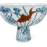Unterglasurblauer Stemcup aus Porzellan mit Lotosdekor und roten Fischen - Foto 1