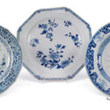 Drei unterglasurblaue Teller aus Porzellan mit floralem Dekor - фото 1