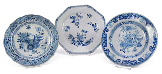 Drei unterglasurblaue Teller aus Porzellan mit floralem Dekor - Foto 1