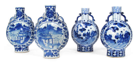 Vier unterglasurblau dekorierte Pilgerflaschen mit Landschafts- und Figurendekor - Foto 1