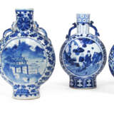 Vier unterglasurblau dekorierte Pilgerflaschen mit Landschafts- und Figurendekor - Foto 1