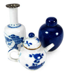 Kleine unterglasurblaue Teekanne und Vase und eine kleine kobaltblaue Deckelvase
