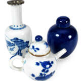 Kleine unterglasurblaue Teekanne und Vase und eine kleine kobaltblaue Deckelvase - фото 1
