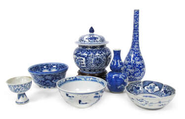 Drei unterglasurblaue Schalen, zwei Vasen, Stemcup und Deckeldose