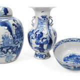 Unterglasurblau dekorierte Deckelvase, Vase und Schale - Foto 1