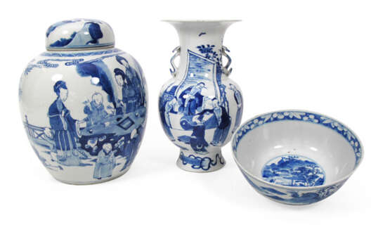 Unterglasurblau dekorierte Deckelvase, Vase und Schale - фото 1