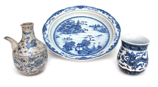 Gruppe von drei unterglasurblauen Porzellanen: Teller, Spucknapf und Kanne - Foto 1