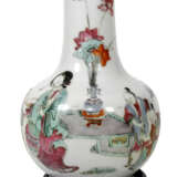Polychrom dekorierte Flaschenvase aus Porzellan mit Figurendekor - Foto 1