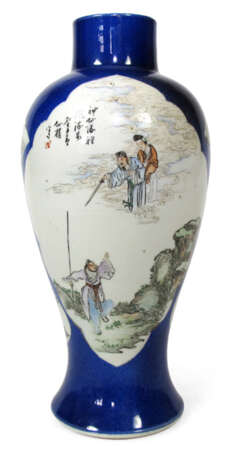 Vase aus Porzellan mit figürlichen Szenen in Reserven auf blauem Fond - photo 1
