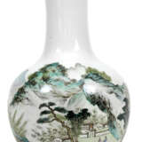 Polychrom dekorierte Vase aus Porzellan mit Landschaftsdekor - photo 1