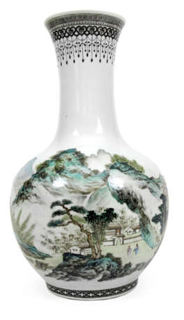 Polychrom dekorierte Vase aus Porzellan mit Landschaftsdekor - photo 1