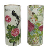 Paar Rouleau-Vasen aus Porzellan mit Päonien- und Vogeldekor, sowie Inschrift - Foto 1