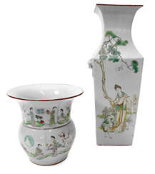 Zwei Vasen aus Porzellan mit figuralen Szenen und Schriftzeichen