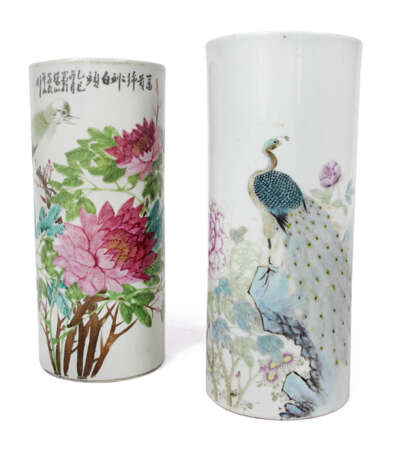 Zwei polychrom dekorierte Rouleau-Vasen mit floralem Dekor, Pfau und Vogel - Foto 1