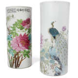 Zwei polychrom dekorierte Rouleau-Vasen mit floralem Dekor, Pfau und Vogel - Foto 1