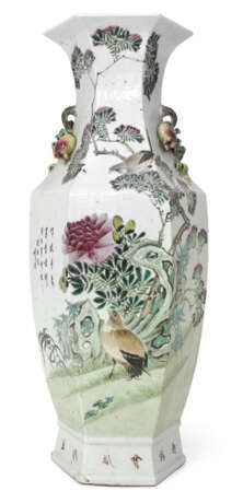 Hexagonale Vase mit farbigem Dekor von Wachteln, Fohund und plastischen Pfirsichhenkeln - фото 1