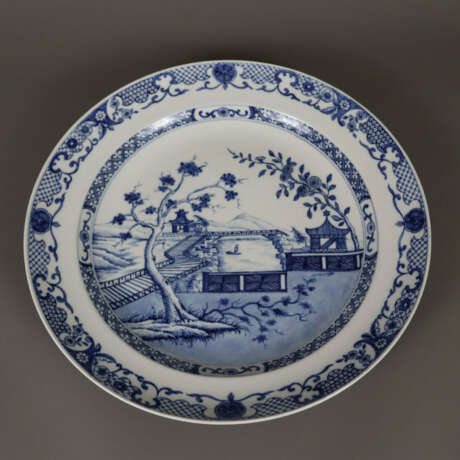 Rundplatte mit Chinoiserie-Dekor - Porzellan, unte… - Foto 1