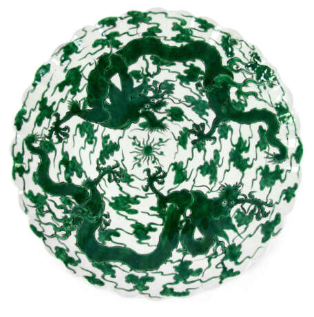 Grosse, grün-weiss dekorierte Rundplatte mit drei fünfklauigen Drachen - photo 1