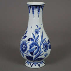 Fayencevase - Enghalsvase mit mehrkantiger gebauch…
