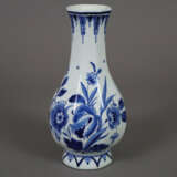 Fayencevase - Enghalsvase mit mehrkantiger gebauch… - photo 1
