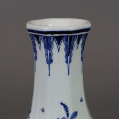 Fayencevase - Enghalsvase mit mehrkantiger gebauch… - photo 2