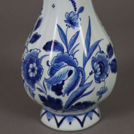 Fayencevase - Enghalsvase mit mehrkantiger gebauch… - photo 3