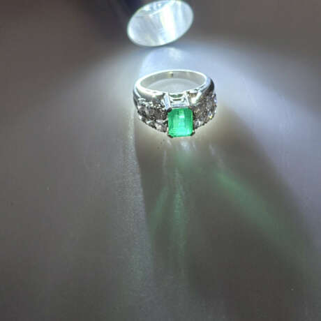 Smaragdring mit Diamanten - Weißgold 750/000, zent… - Foto 6