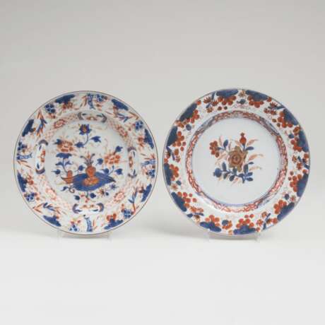 Zwei Imari-Teller mit Blumen-Früchte-Dekor und Artemisia-Blatt in Vase - Foto 1